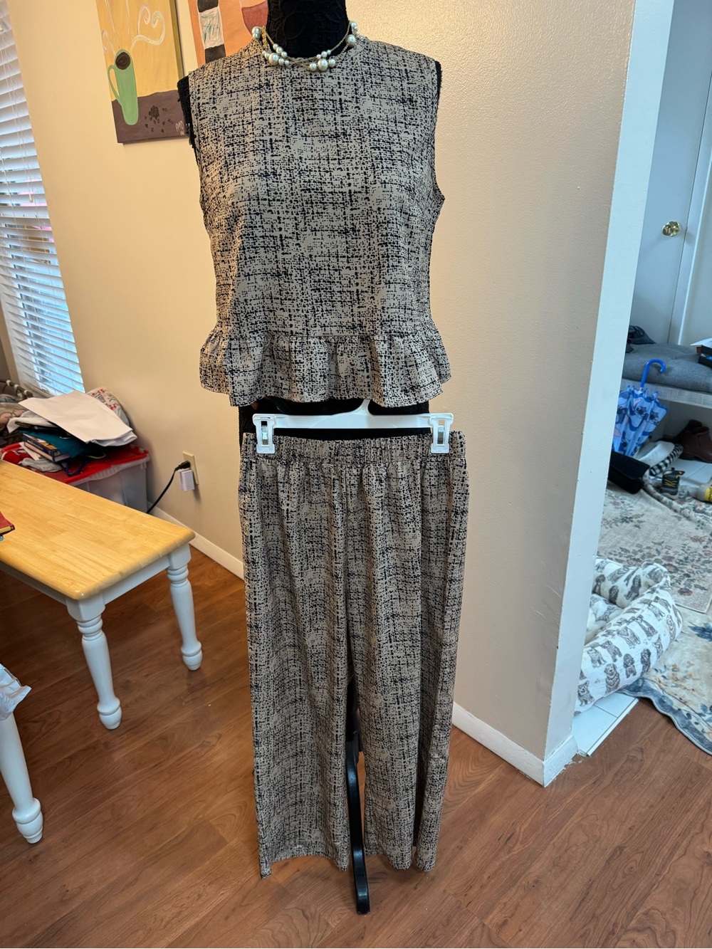 Ladies Two-Piece Sleeveless Top & relaxed leg Pants , excellent condition